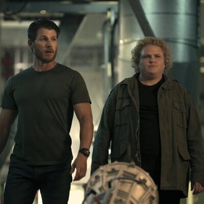 Fortune Feimster y Travis Van Winkle en 'Una casa hasta los topes' de 'FUBAR'