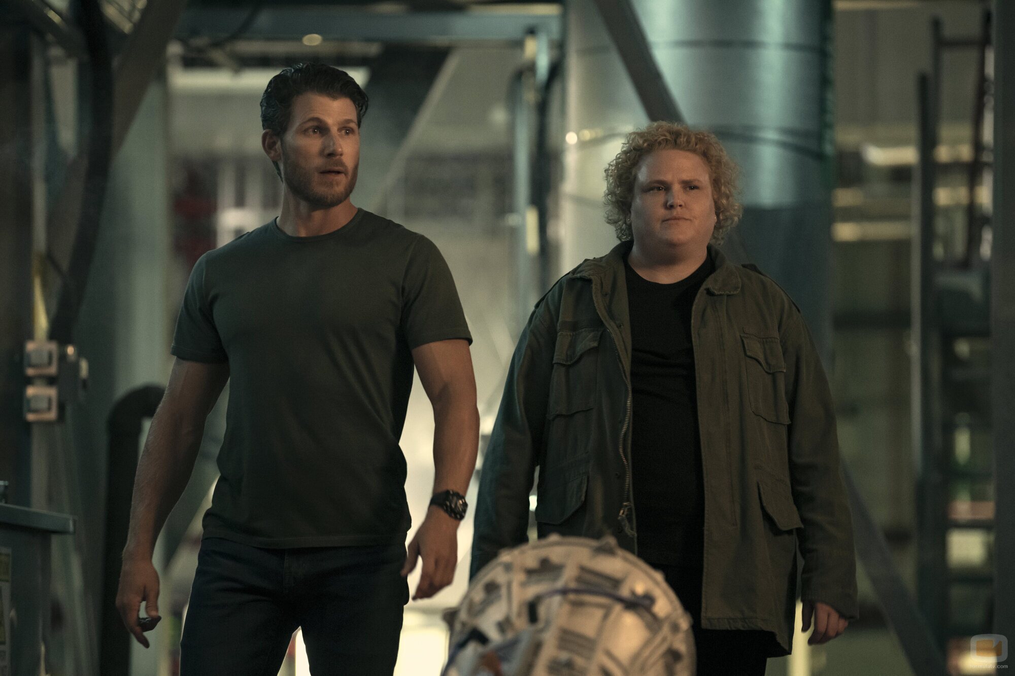Fortune Feimster y Travis Van Winkle en 'Una casa hasta los topes' de 'FUBAR'