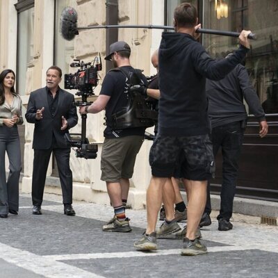 Arnold Schwarzenegger y Monica Barbaro en 2x01 'Una casa hasta los topes' de 'Fubar'