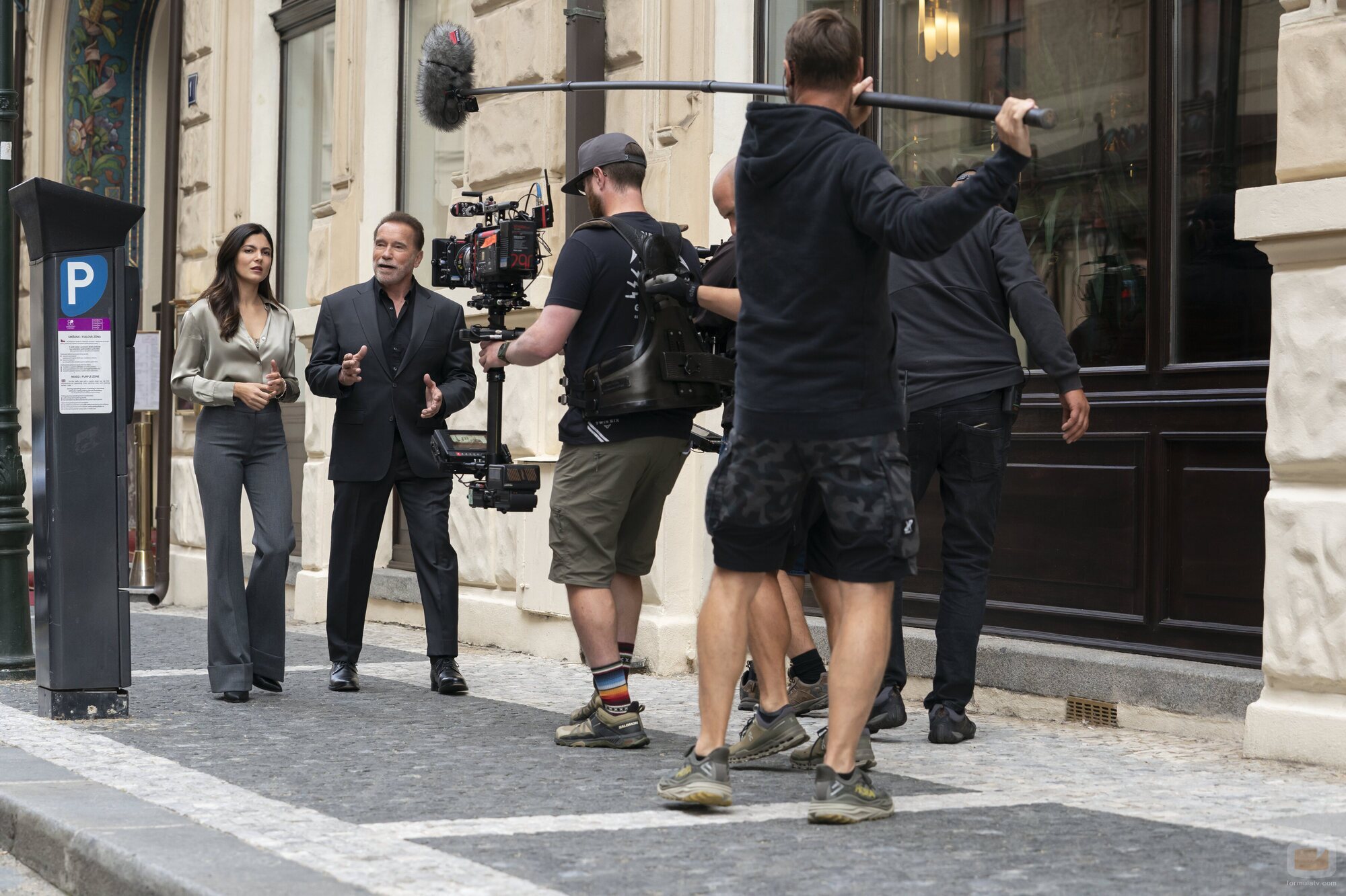 Arnold Schwarzenegger y Monica Barbaro en 2x01 'Una casa hasta los topes' de 'Fubar'