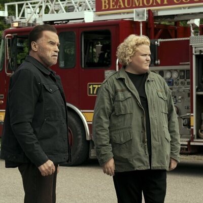 Arnold Schwarzenegger y Fortune Feimster en Capítulo 1 titulado 'Una casa hasta los topes' de 'Fubar'