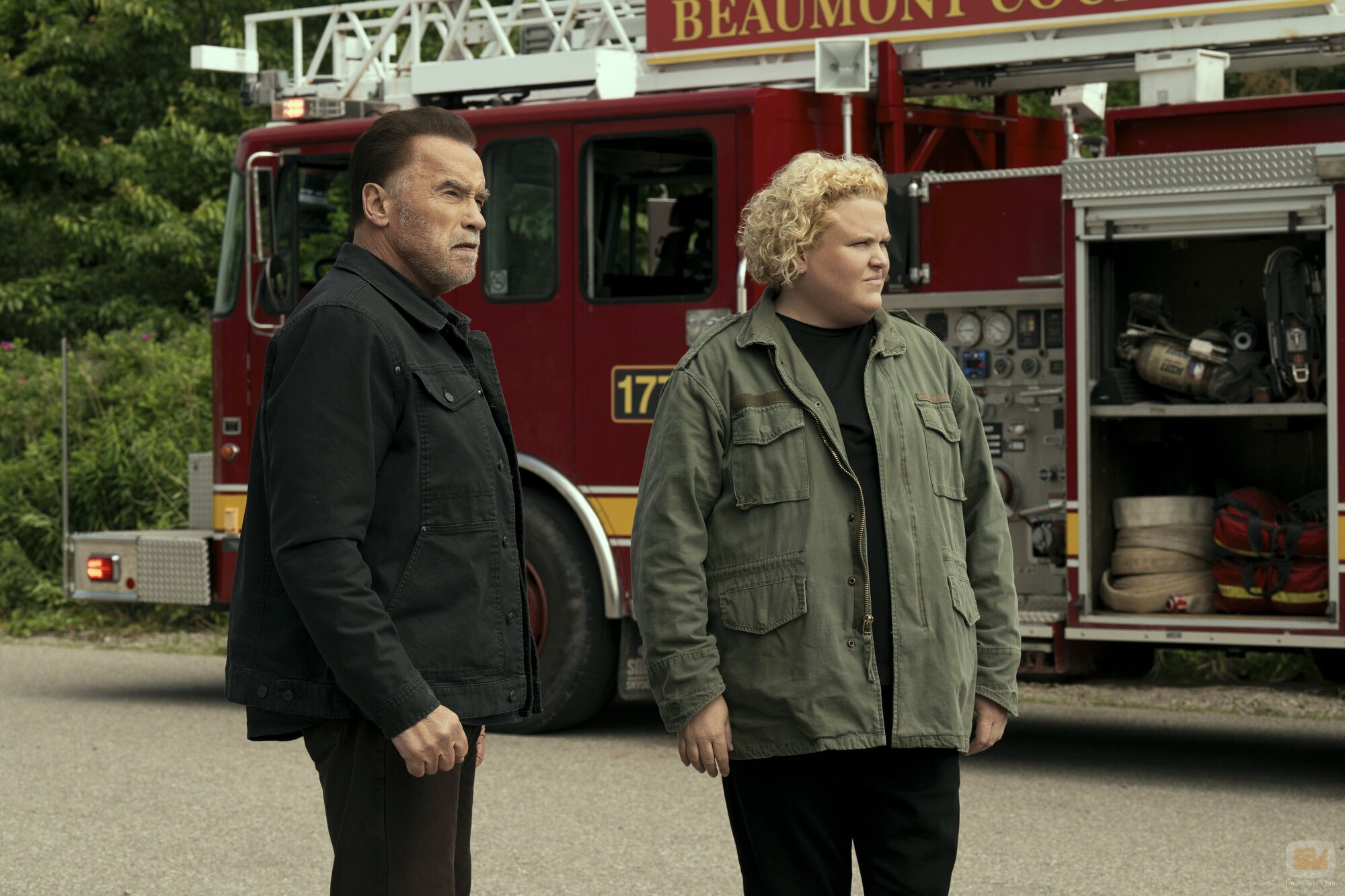 Arnold Schwarzenegger y Fortune Feimster en Capítulo 1 titulado 'Una casa hasta los topes' de 'Fubar'