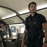 Monica Barbaro y Travis Van Winkle en 2x02 'El fantasma de Greta' de 'Fubar'