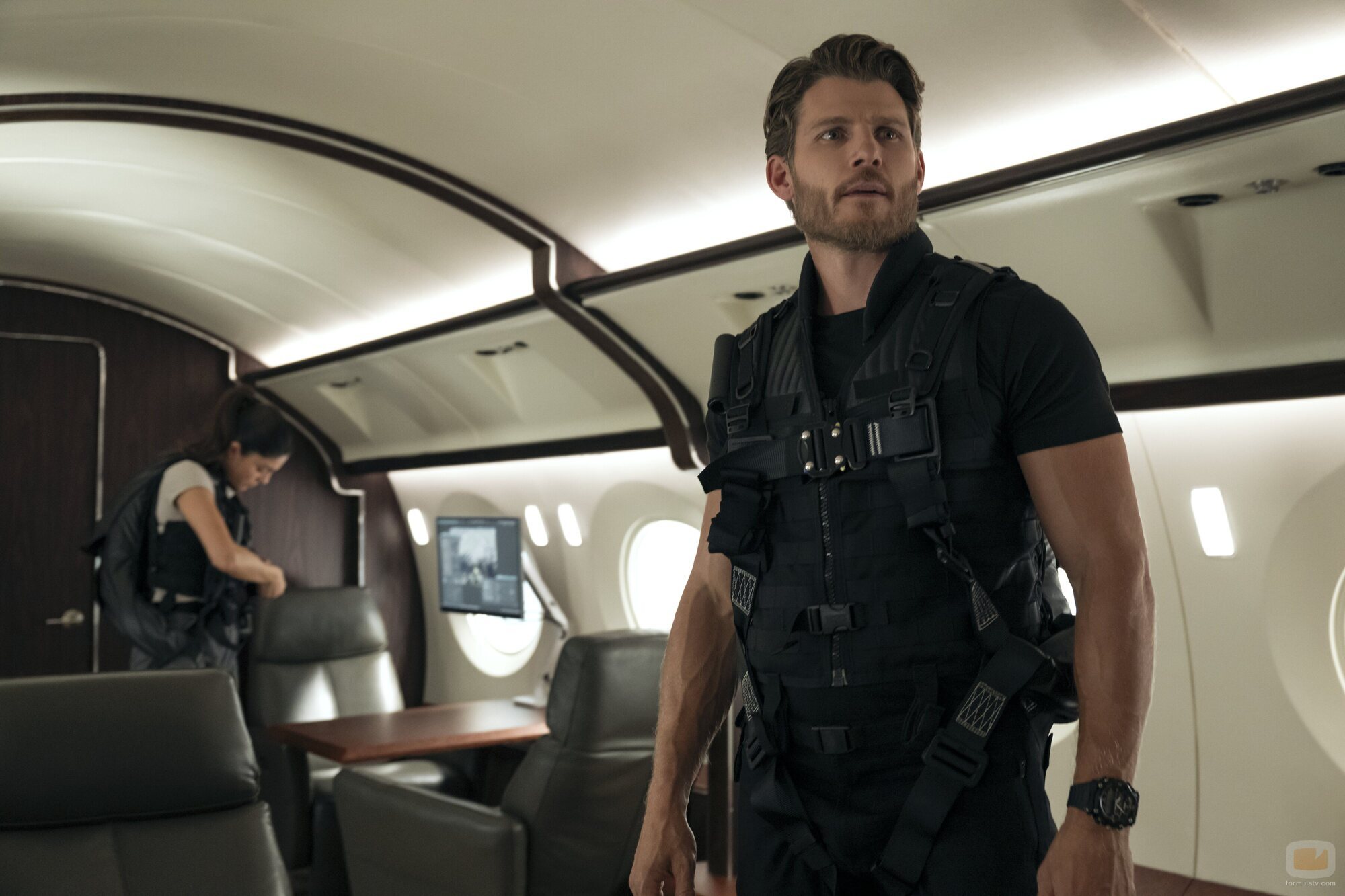 Monica Barbaro y Travis Van Winkle en 2x02 'El fantasma de Greta' de 'Fubar'