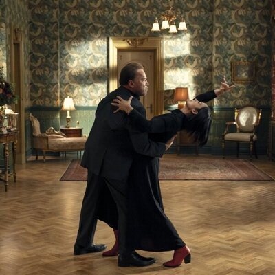 Carrie-Anne Moss y Arnold Schwarzenegger en 2x02 'El fantasma de Greta' de 'Fubar'