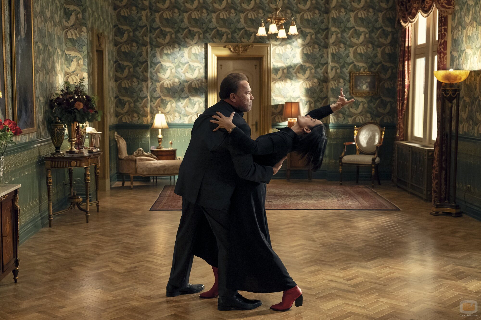 Carrie-Anne Moss y Arnold Schwarzenegger en 2x02 'El fantasma de Greta' de 'Fubar'