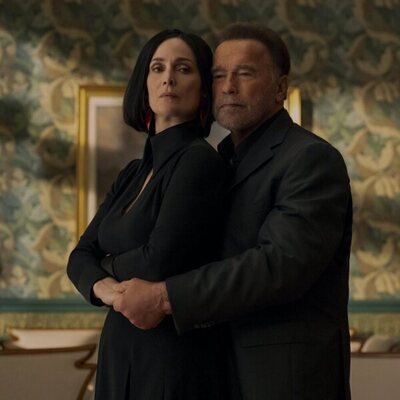 Carrie-Anne Moss y Arnold Schwarzenegger en el 2x02 de 'Fubar'