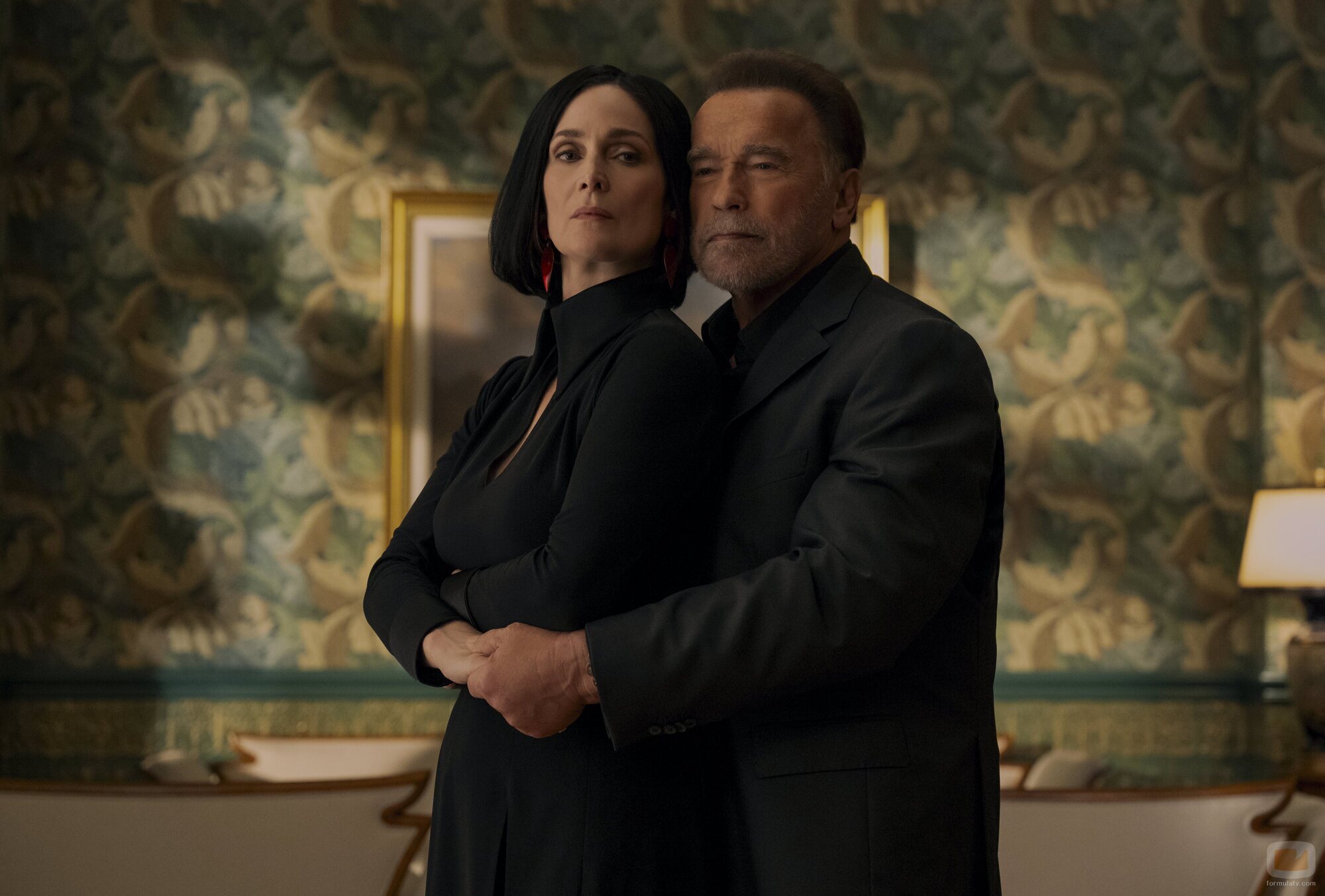 Carrie-Anne Moss y Arnold Schwarzenegger en el 2x02 de 'Fubar'