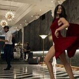 Monica Barbaro y Guy Burnet en 'Tango y violencia' de 'Fubar'