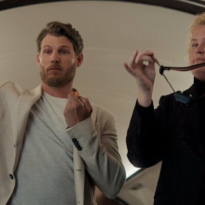 Fortune Feimster y Travis Van Winkle en el 2x03 de 'Fubar'