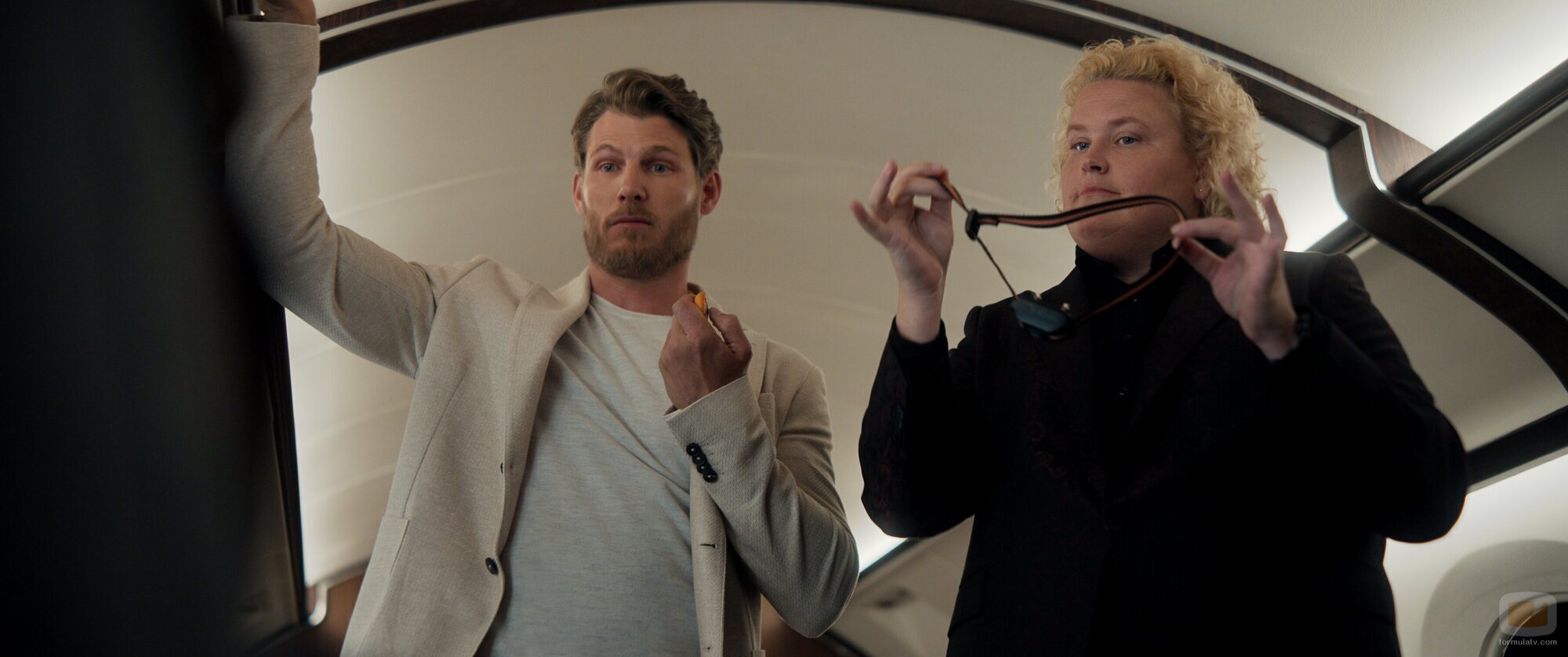 Fortune Feimster y Travis Van Winkle en el 2x03 de 'Fubar'