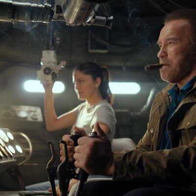 Arnold Schwarzenegger y Monica Barbaro en 'Un viaje por el abismo' de 'FUBAR'