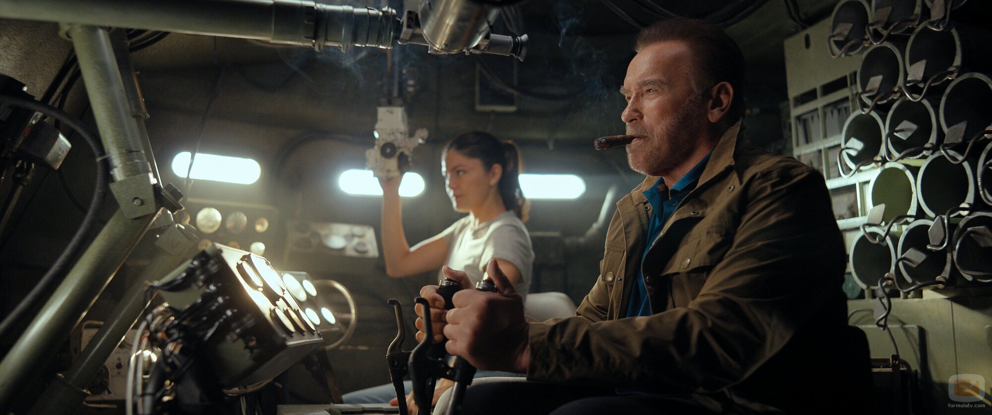 Arnold Schwarzenegger y Monica Barbaro en 'Un viaje por el abismo' de 'FUBAR'