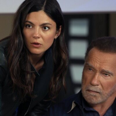 Arnold Schwarzenegger y Monica Barbaro en 2x05 'Un viaje por el abismo' de 'Fubar'