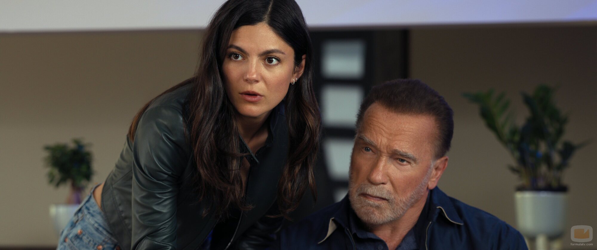 Arnold Schwarzenegger y Monica Barbaro en 2x05 'Un viaje por el abismo' de 'Fubar'