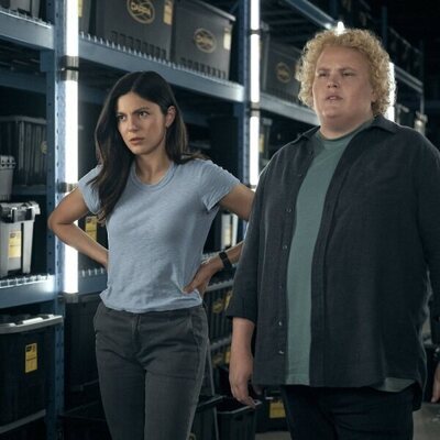 Fortune Feimster y Monica Barbaro en el 2x06 de 'Fubar'