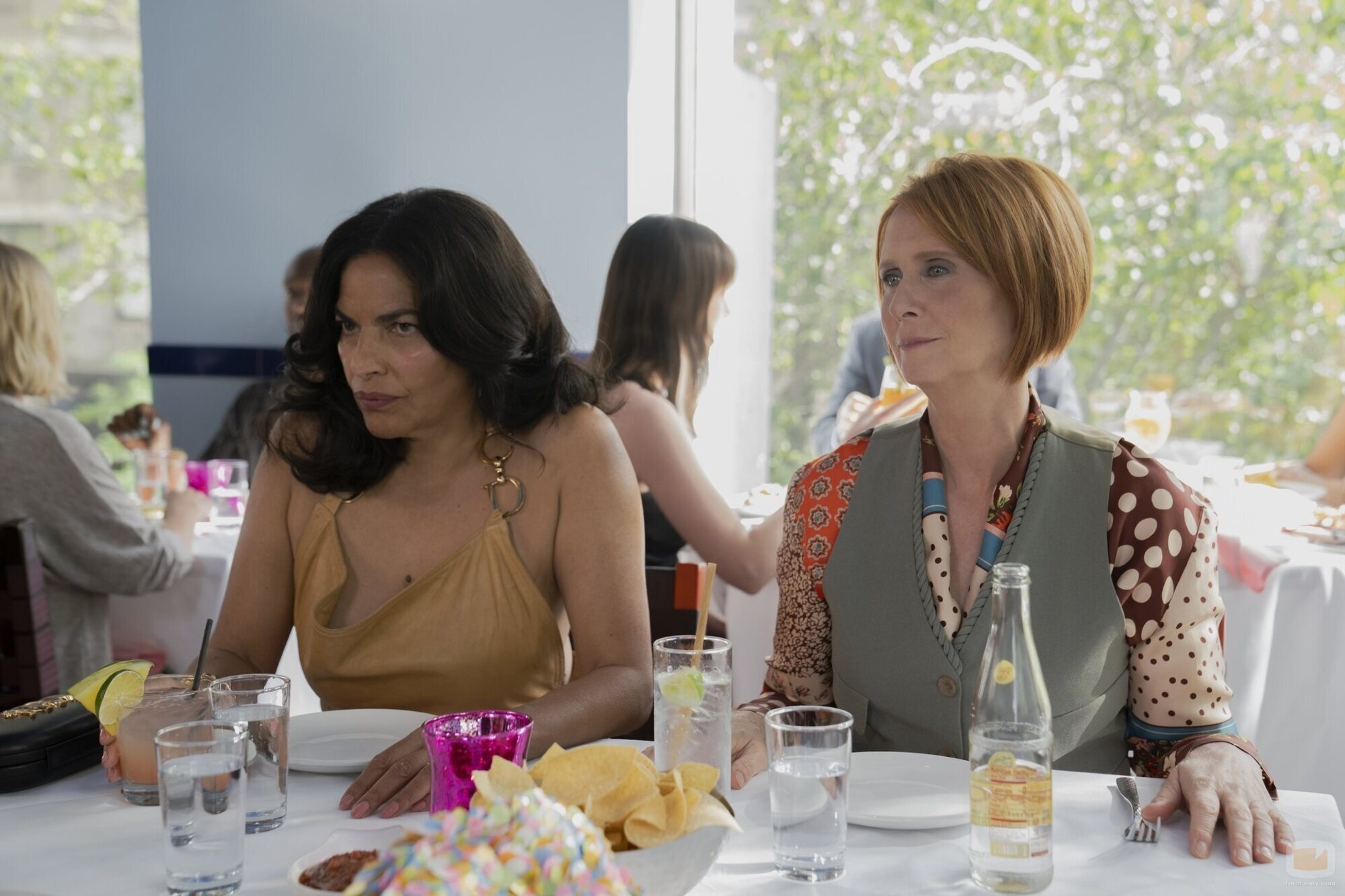 Cynthia Nixon y Sarita Choudhury en 'Carrera de Ratas' de 'And Just Like That...'
