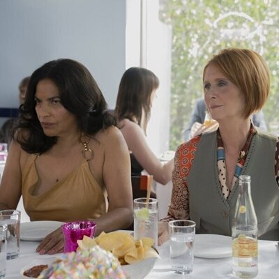 Cynthia Nixon y Sarita Choudhury en 'Carrera de Ratas' de 'And Just Like That...'