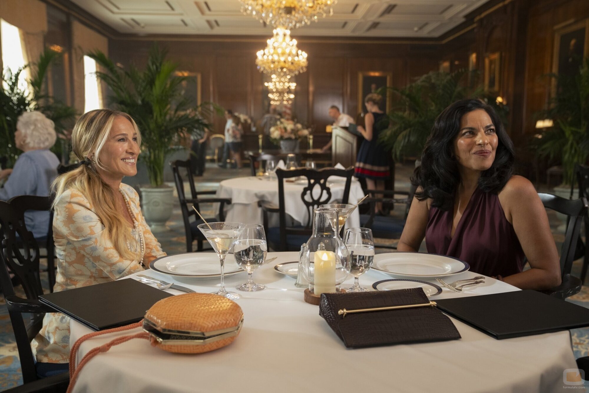 Sarah Jessica Parker y Sarita Choudhury en el 3x03 de 'And Just Like That...'