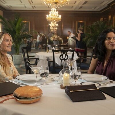 Sarah Jessica Parker y Sarita Choudhury en el 3x03 de 'And Just Like That...'