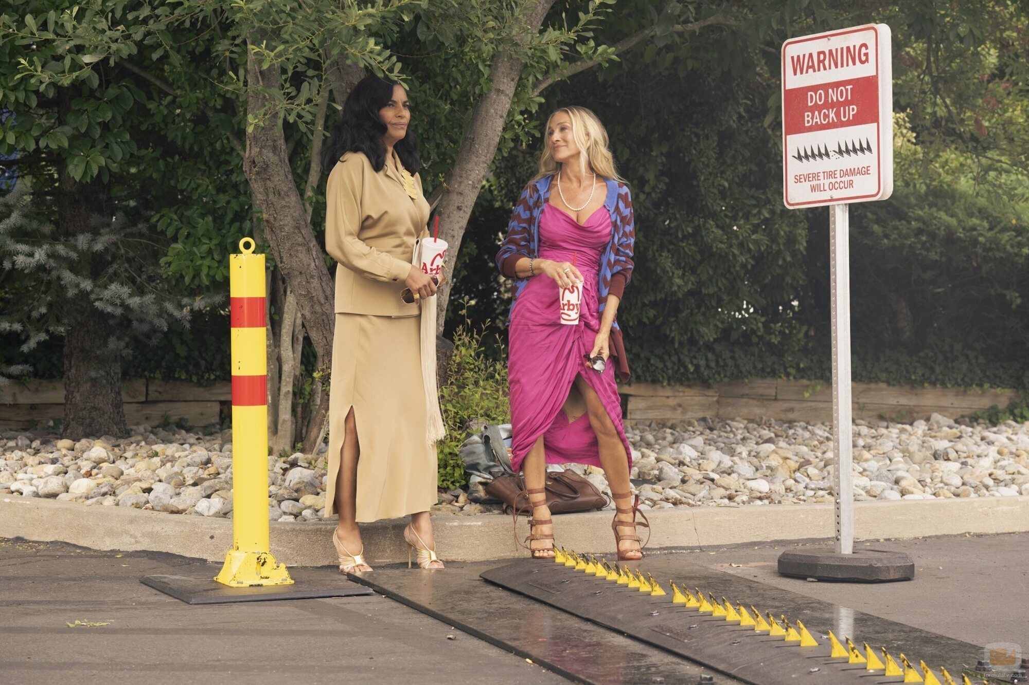 Escena de Sarah Jessica Parker y Sarita Choudhury en Capítulo 3 titulado 'Carrie Golightly' de 'And Just Like That...'