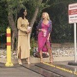 Escena de Sarah Jessica Parker y Sarita Choudhury en Capítulo 3 titulado 'Carrie Golightly' de 'And Just Like That...'