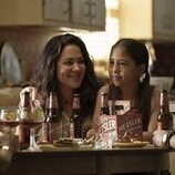 Adriana Aluna Martinez y Camille Guaty en Capítulo 4 titulado 'Criminalus Velocitus Super-sonicus' de 'Duster'