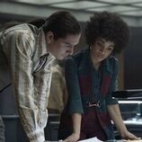 Rachel Hilson y Asivak Koostachin en la temporada 1 y el capítulo 04 de 'Duster'