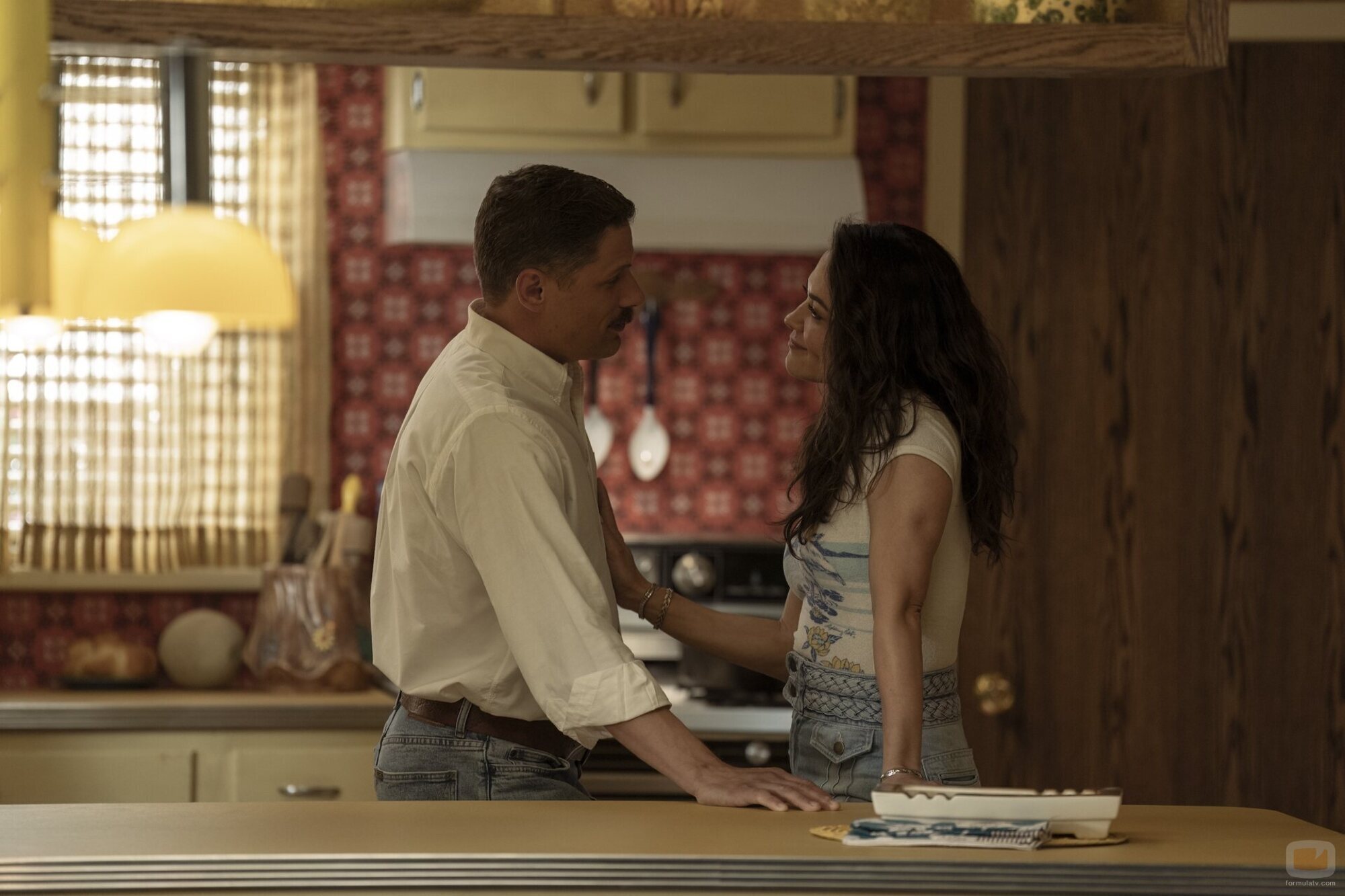 Matt Lauria y Camille Guaty en 'Criminalus Velocitus Super-sonicus' de 'Duster'