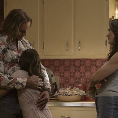 Josh Holloway y Camille Guaty en 'Deslumbrante Luz & Gloria' de 'Duster'