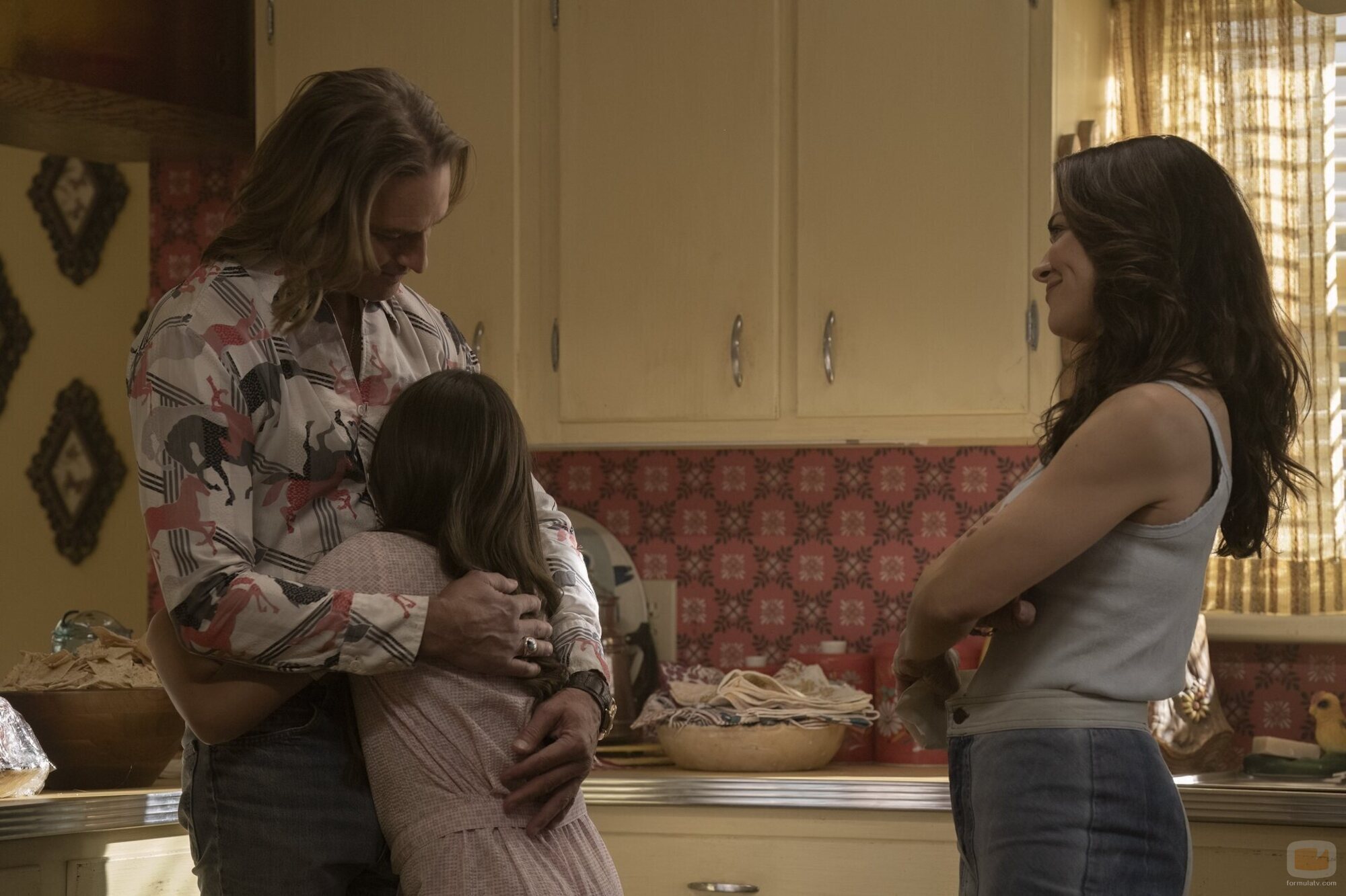 Josh Holloway y Camille Guaty en 'Deslumbrante Luz &amp; Gloria' de 'Duster'