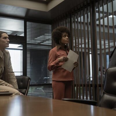 Rachel Hilson y Asivak Koostachin en el 1x05 de 'Duster'