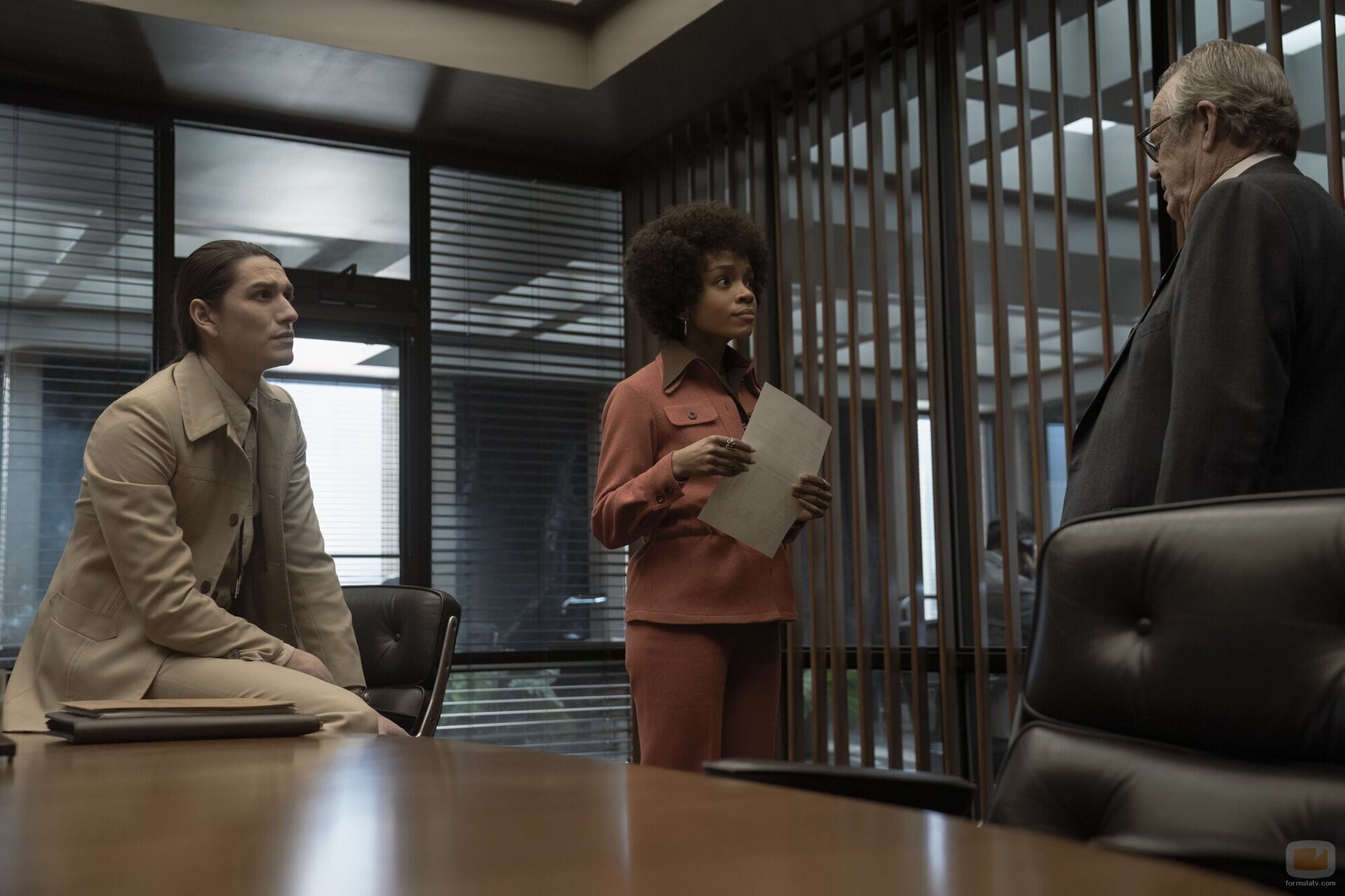 Rachel Hilson y Asivak Koostachin en el 1x05 de 'Duster'