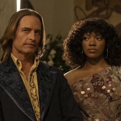 Josh Holloway y Sydney Elisabeth en 1x05 'Deslumbrante Luz & Gloria' de 'Duster'
