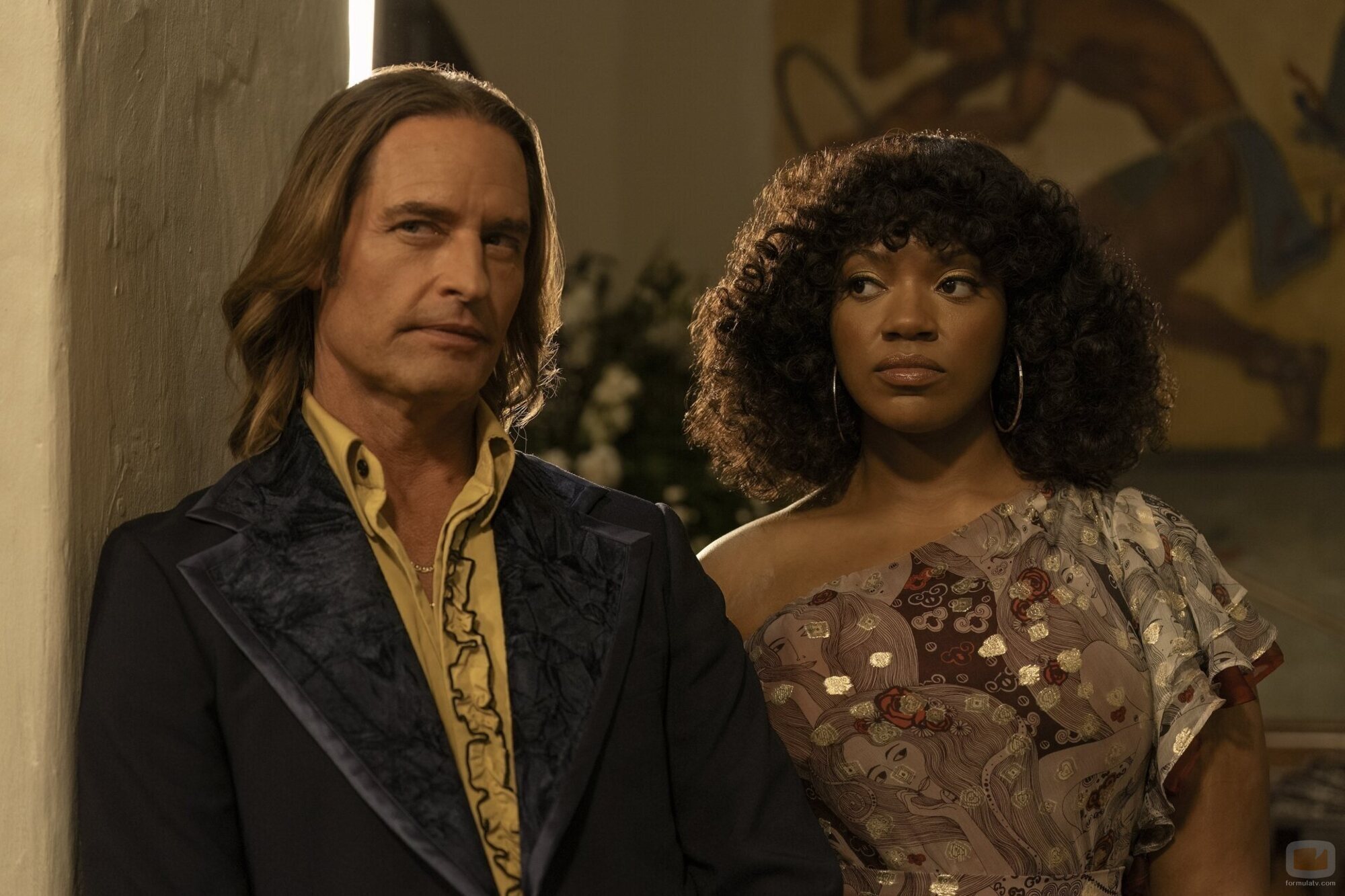 Josh Holloway y Sydney Elisabeth en 1x05 'Deslumbrante Luz &amp; Gloria' de 'Duster'