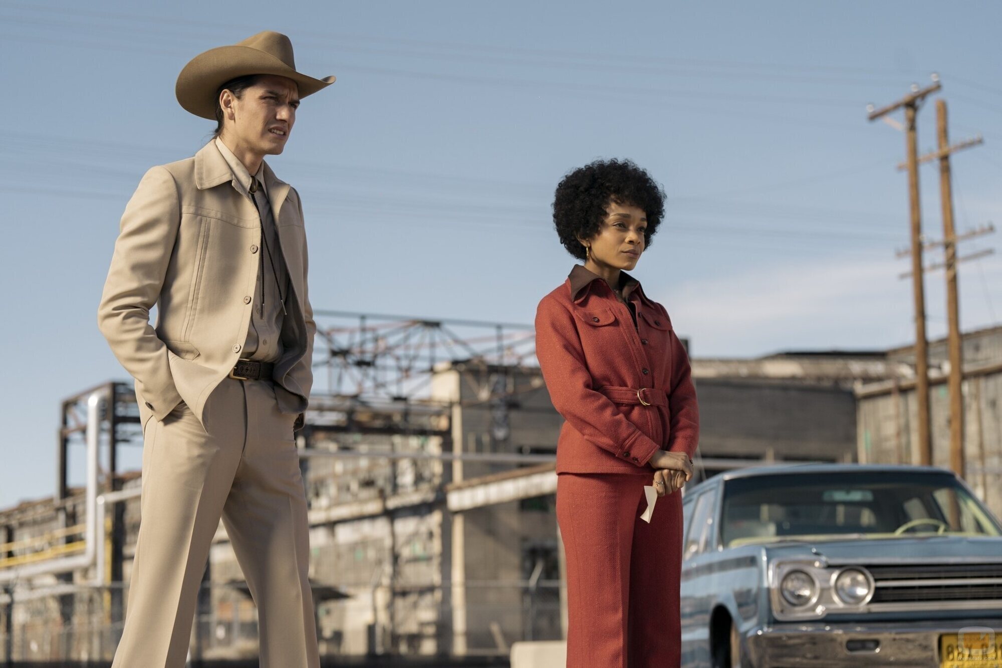 Rachel Hilson y Asivak Koostachin en 1x05 'Deslumbrante Luz &amp; Gloria' de 'Duster'