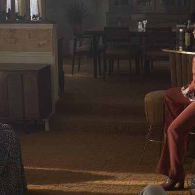 Gail O'Grady y Rachel Hilson en 1x05 titulado 'Deslumbrante Luz & Gloria' de 'Duster'