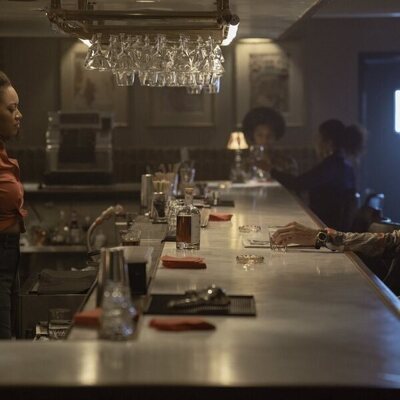 Josh Holloway y Sydney Elisabeth en Capítulo 5 titulado 'Deslumbrante Luz & Gloria' de 'Duster'