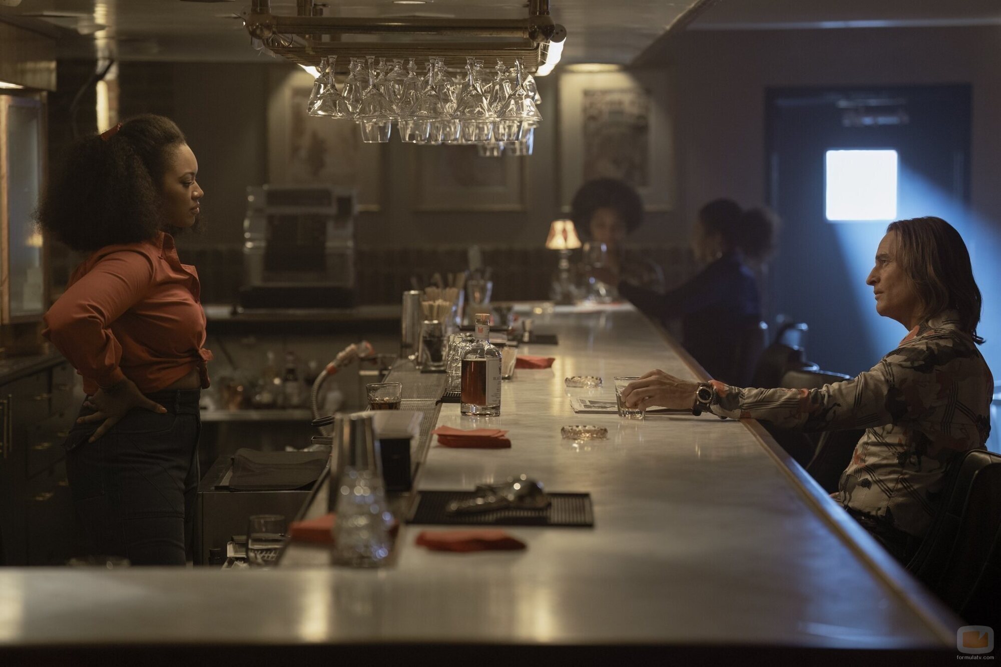 Josh Holloway y Sydney Elisabeth en Capítulo 5 titulado 'Deslumbrante Luz &amp; Gloria' de 'Duster'