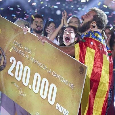 Borja González celebra con su pareja en la final de 'Supervivientes 2025'
