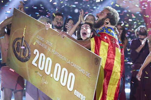 Borja González celebra con su pareja en la final de 'Supervivientes 2025'