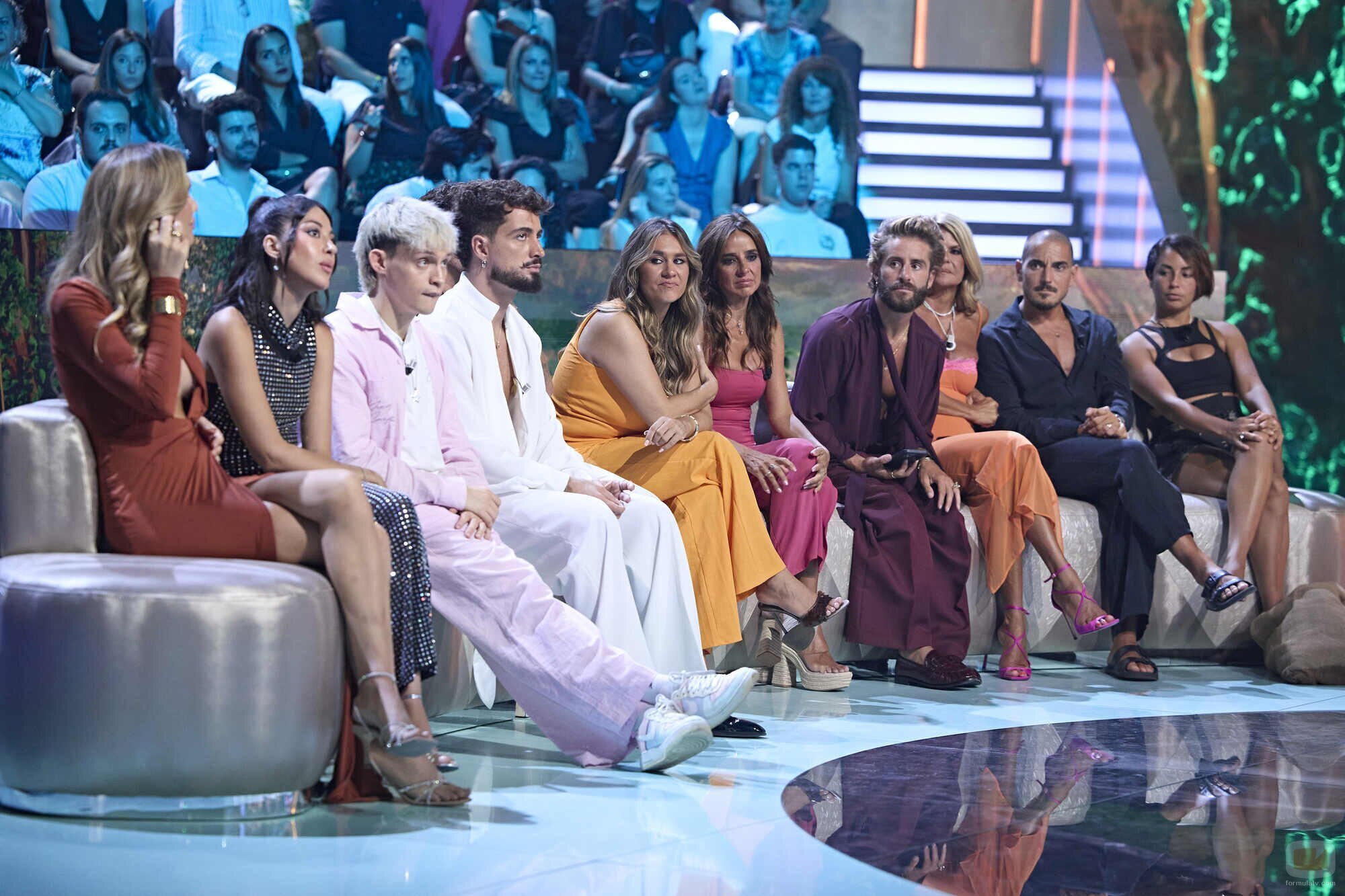 Los concursantes de 'Supervivientes 2025' en el banco de la final