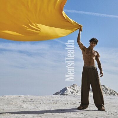 Óscar Casas luce torso sin camiseta para Men's Health