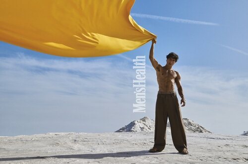 Óscar Casas luce torso sin camiseta para Men's Health