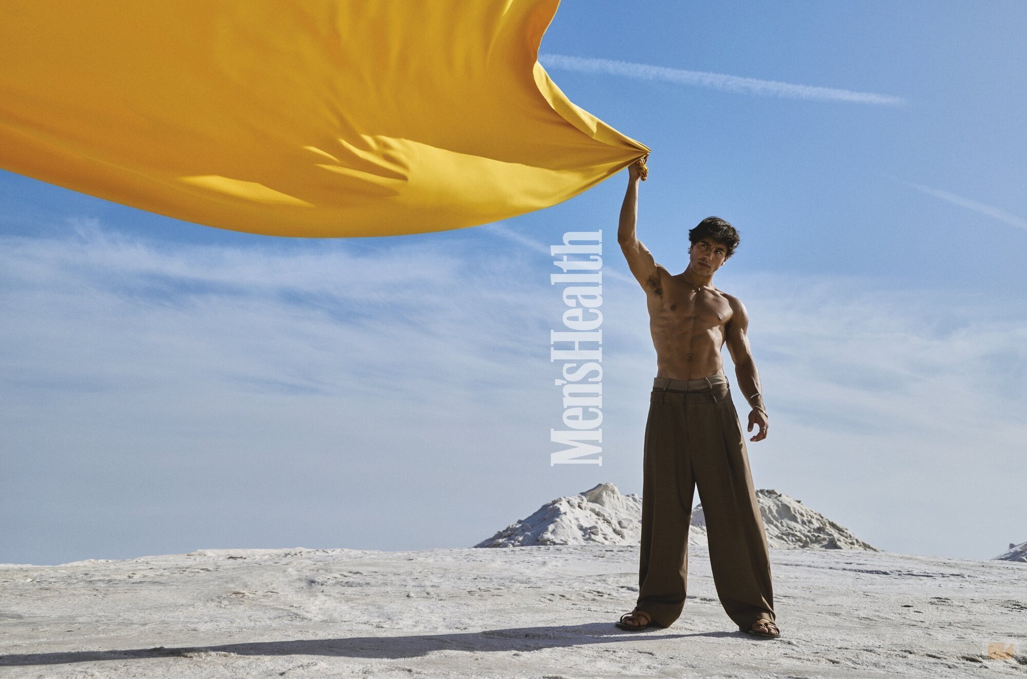 Óscar Casas luce torso sin camiseta para Men's Health