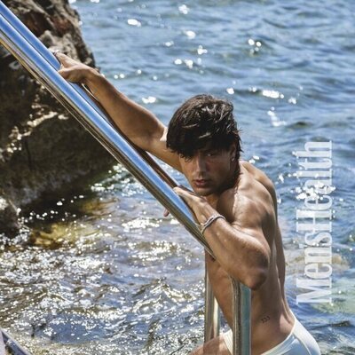 Óscar Casas posa en bañador para Men's Health