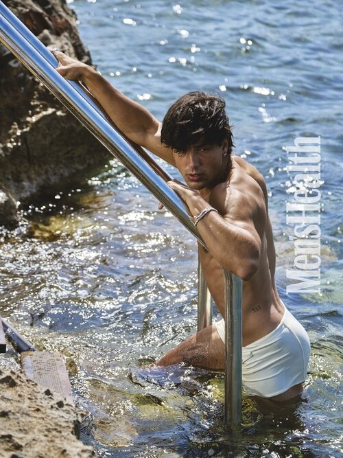 Óscar Casas posa en bañador para Men's Health