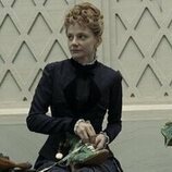 Erin Wilhelmi en 3x01 '¿Quién está al mando aquí?' de 'La edad dorada'