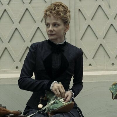 Erin Wilhelmi en 3x01 '¿Quién está al mando aquí?' de 'La edad dorada'