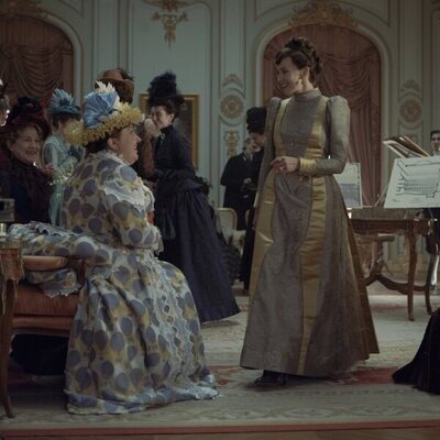 Ashlie Atkinson y Carrie Coon en el 3x01 de 'The Gilded Age'